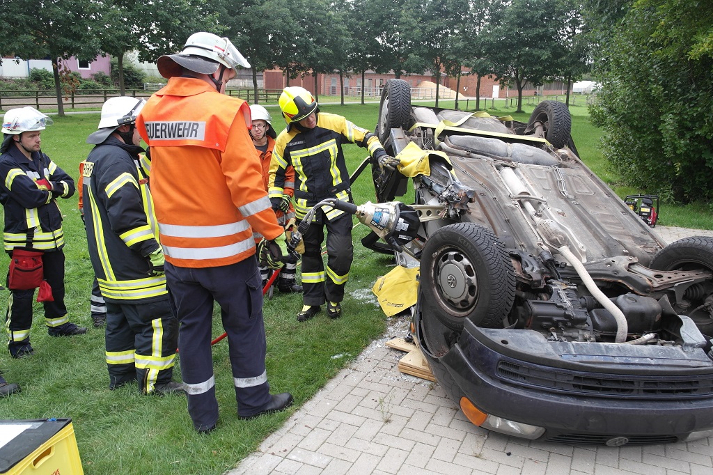 2017 Feuerwehr uebt neue Rettungstechniken 01