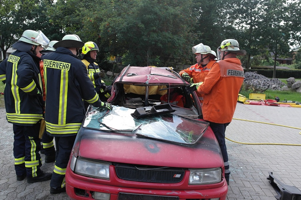 2017 Feuerwehr uebt neue Rettungstechniken 03